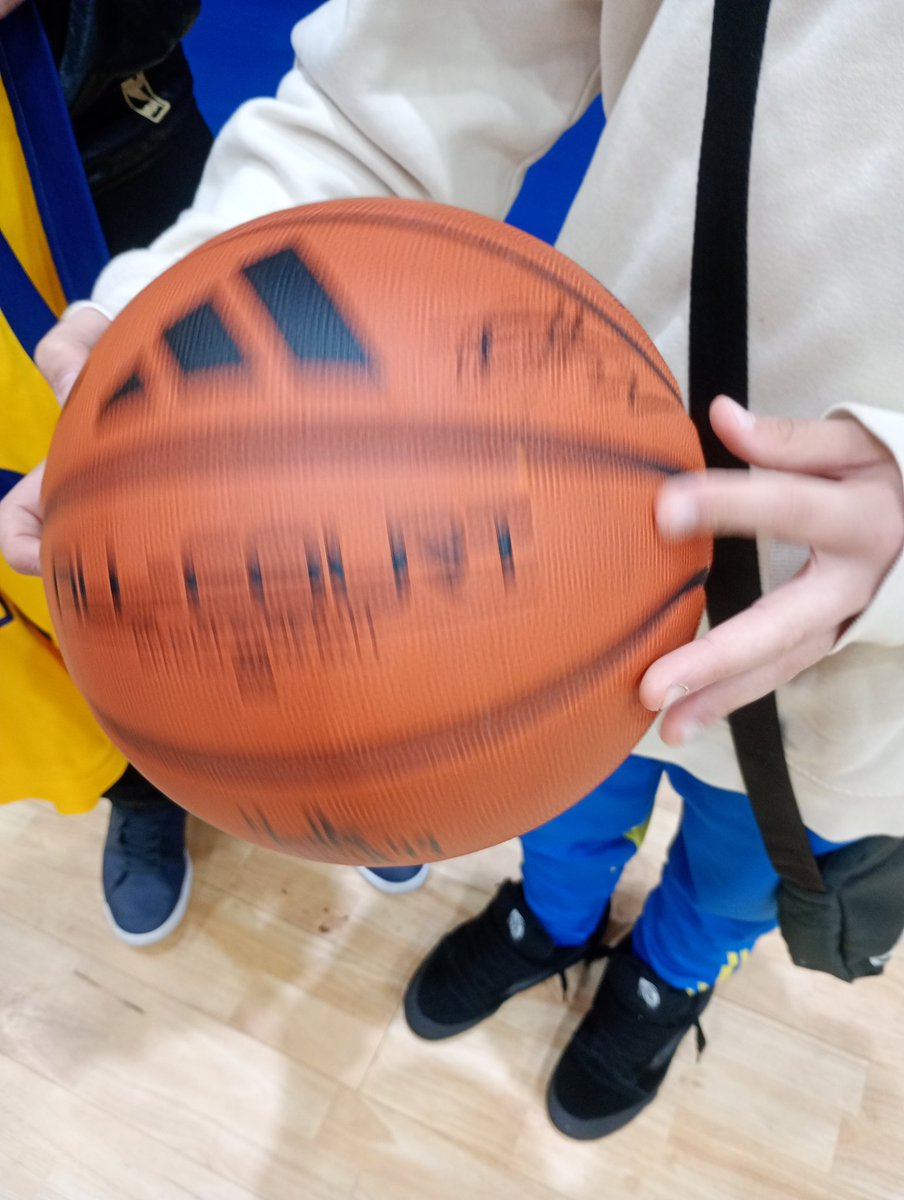 lamitadmas1's tweet image. La presentación del plantel profesional de @BasquetBocaJrs arrancó con una sorpresa para un joven hincha que hizo una promesa por el Bicampeonato del equipo 
Joaquín Murias se vino caminando desde San Martín hasta La Bombonerita picando la pelota
Se llevó de regalo una camiseta y…