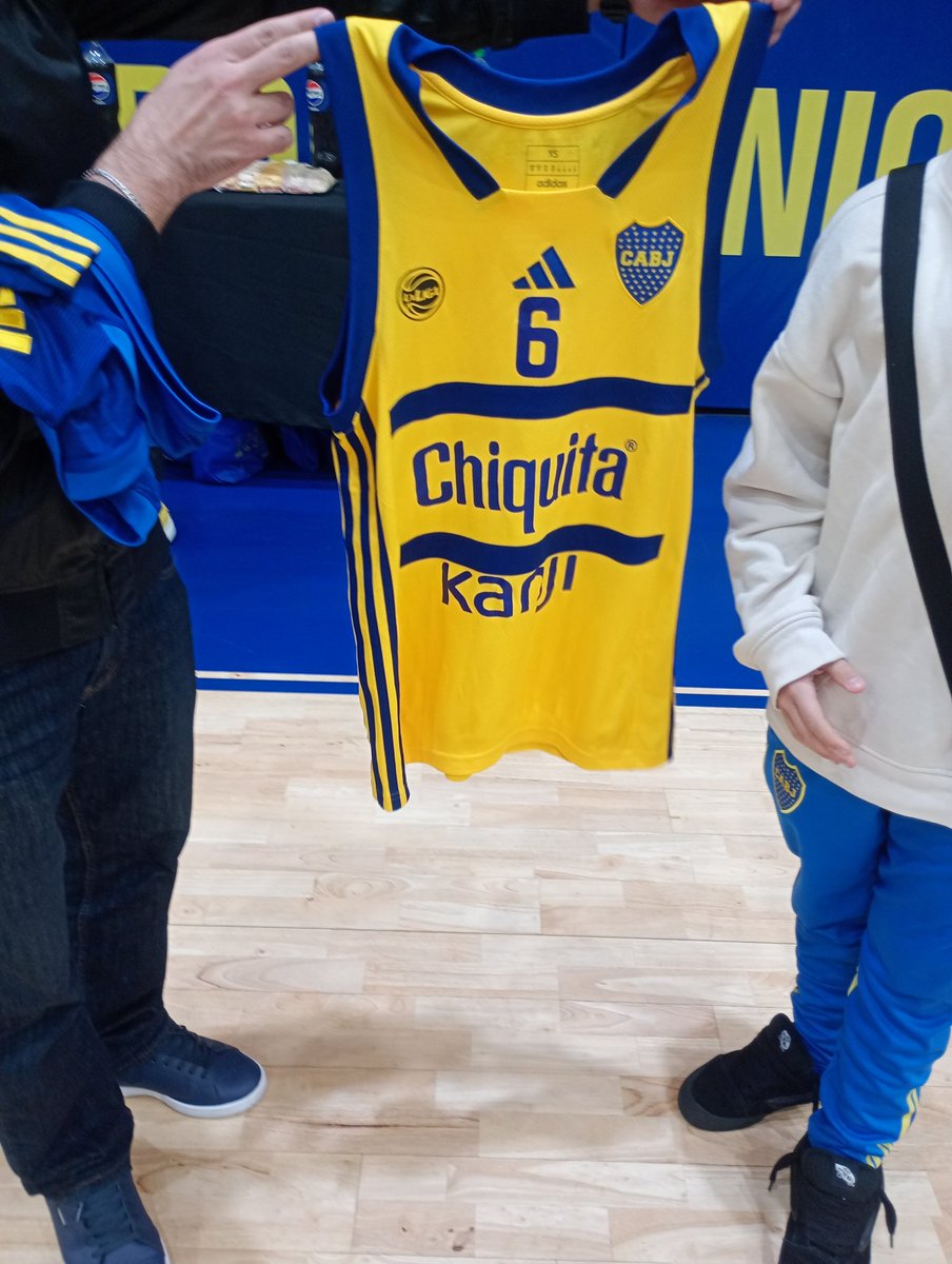 lamitadmas1's tweet image. La presentación del plantel profesional de @BasquetBocaJrs arrancó con una sorpresa para un joven hincha que hizo una promesa por el Bicampeonato del equipo 
Joaquín Murias se vino caminando desde San Martín hasta La Bombonerita picando la pelota
Se llevó de regalo una camiseta y…