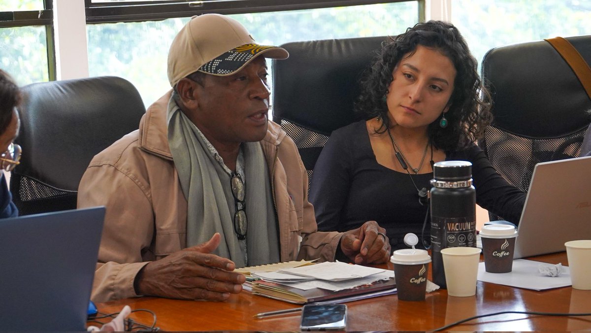 MinAmbienteCo's tweet photo. Hoy, la viceministra @tatianaroaa, junto con @ANLA_Col y @MinEnergiaCo, dialogaron con comunidades de La Guajira sobre los impactos de más de 40 años de la minería de carbón a gran escala.

Se acordó avanzar en pedagogía sobre el #AcuerdoDeEscazú, evaluar las órdenes del @consejodeestado y realizar un recorrido interinstitucional en el territorio. 🌱
