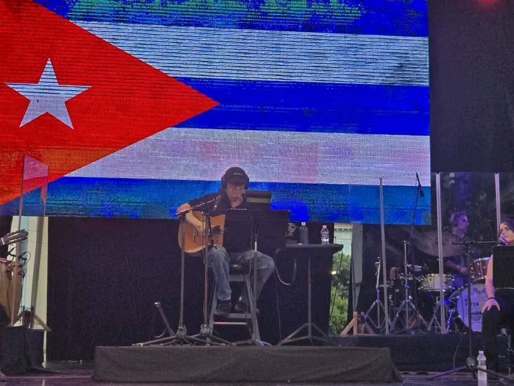 "Me vienen a convidar a arrepentirme
Me vienen a convidar a que no pierda
Mi vienen a convidar a indefinirme
Me vienen a convidar a tanta mierda

Yo no se lo que es el destino
Caminando fui lo que fui
Allá Dios, que será divino
Yo me muero como viví"

Grande Silvio 🙌🏻🇨🇺