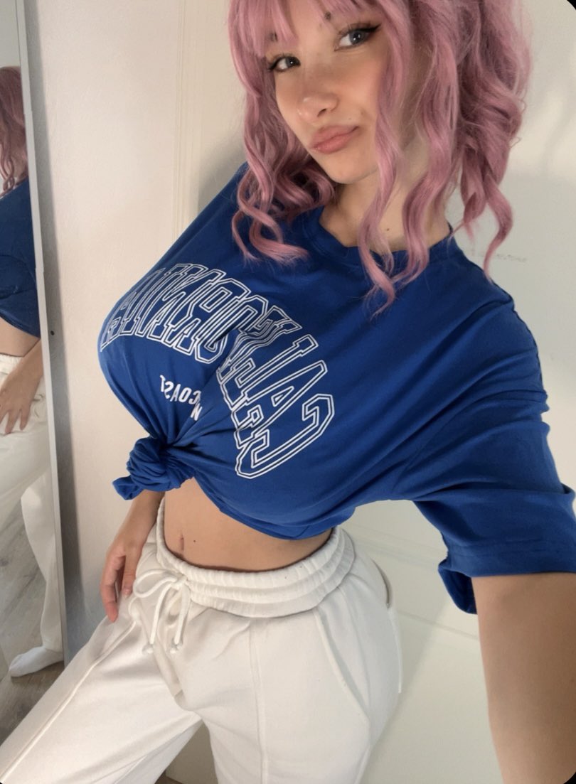 rubycllnss's tweet image. a liiittle birdy told me white joggers slip off rly easily..? idk might have to test the theory