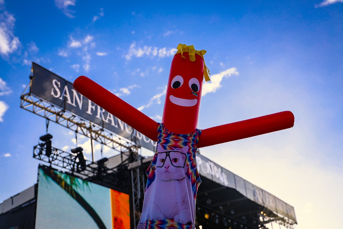 Caltrain's tweet image. Celebrate #transitmonth this weekend by riding our electric trains to @portolafestival - just a brisk walk away from 22nd St! Map your route and get more info at caltrain.com/portola-fest

p.s. who are you most excited to see perform this weekend? (we're a fan of dom dolla🤭)