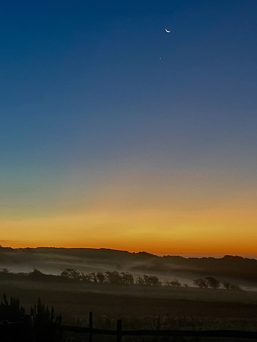 Friday morning #sunrise, the waning crescent #moon 🌙 and #Venus ♥️ #EastSussex