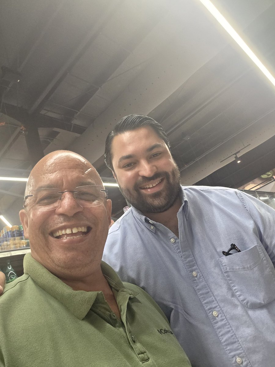 albertpaulino4's tweet photo. Con el mejor asesor migratorio del país @RegisJrPimentel https://t.co/Nl3Pco2qen