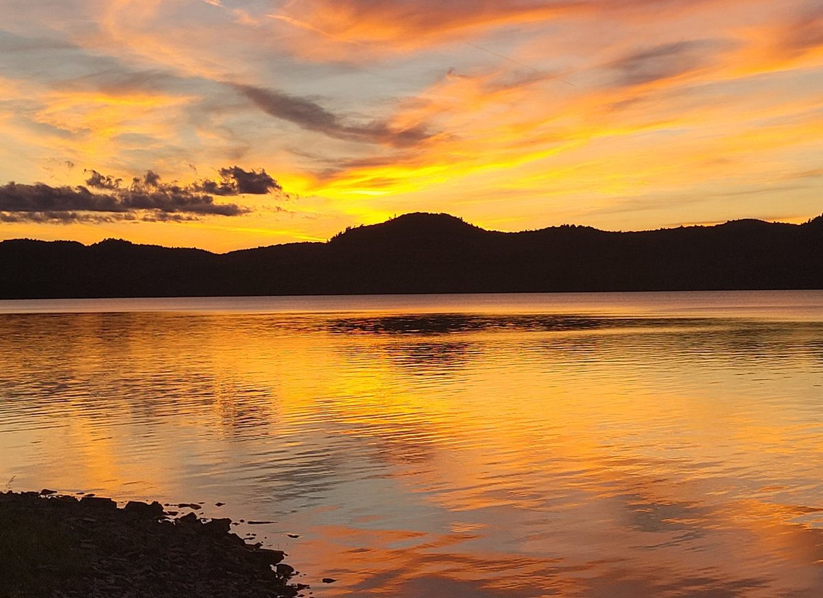 Tonight's sunset at the lake, so gorgeous it doesn't even look real.