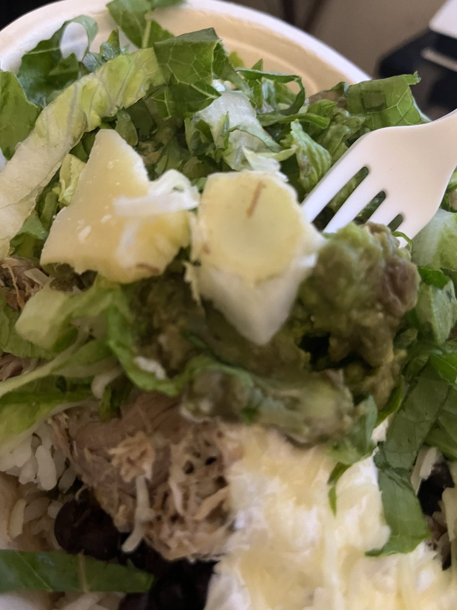 wilow86_'s tweet photo. @ChipotleTweets 16 dollar bowls and not filled. Chunks of cheese and bits of lettuce. Please do better this is not right. Oh and a pinch of meat and old avocado https://t.co/9LqYTvI8eN