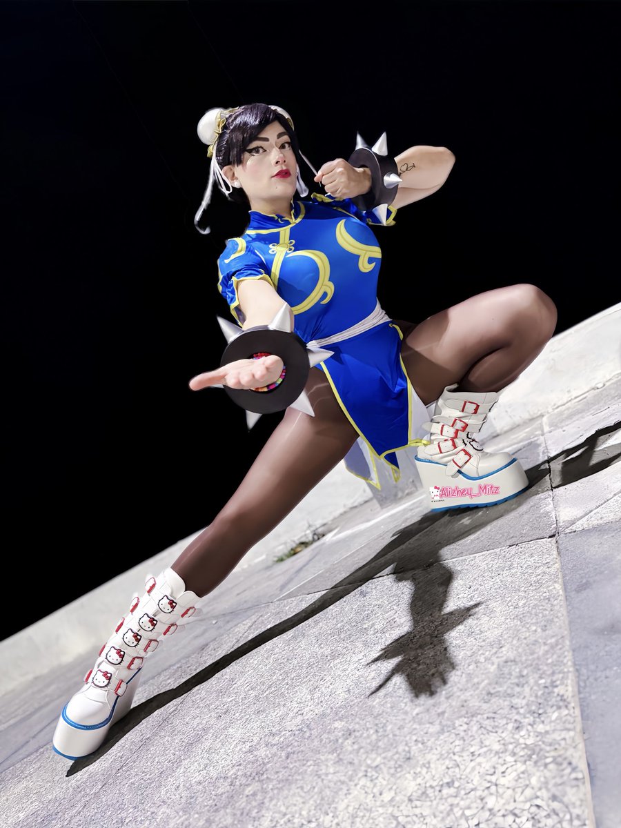 💙🌸✨Hoy me puse en modo Chun-Li, lista para dar pataditas… pero de amor 💕👊.

¿Te atreves a retarme o prefieres rendirte ante mi Spinning Bird Kick? 🥟🌙💫🔥👊
#cosplay #chunli #chunlicosplay #chunlistreetfighter #cosplayer #cosplaygirl #chunlichallenge #StreetFighter6