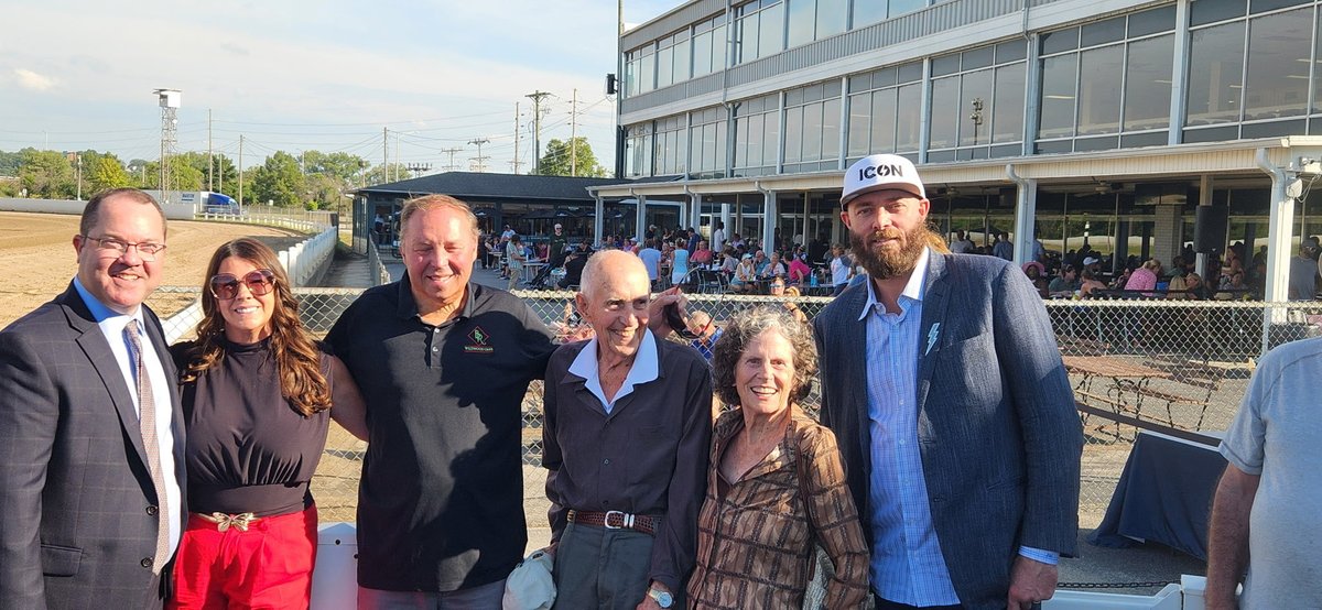 Great day of racing ⁦<a href="/FairmountPk/">Fairmount Park</a>⁩ and was wonderful having Jayson Werth join us for Fanduel St. Louis Derby.