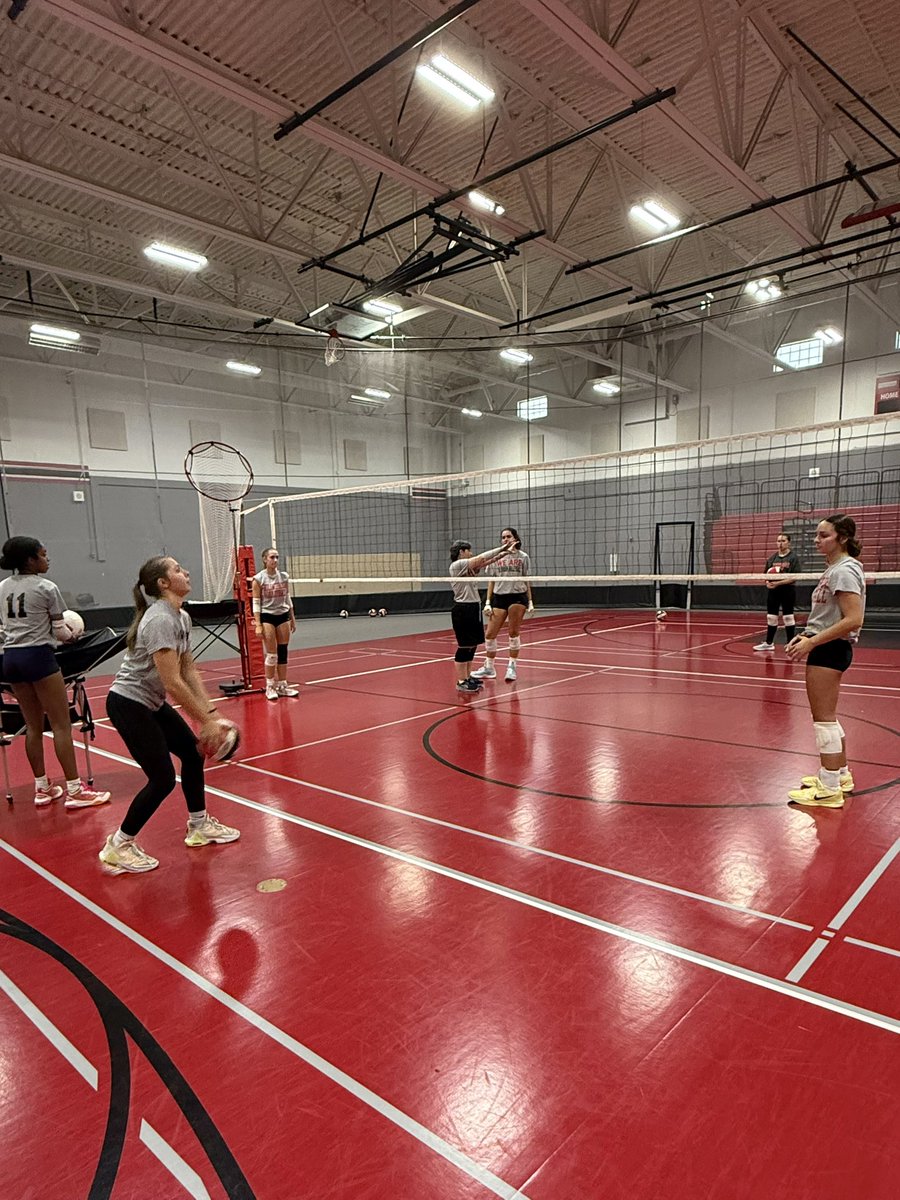 BHSvolleyball_'s tweet image. #ProgramDay to finish out the week! Varsity running the gym today 💪 #ItAllMatters #squad25 #TraditionStartsHere