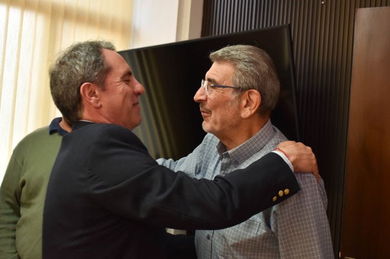 AmatHernan's tweet photo. Rivadavia necesita gestión, no dirigentes que un día firman acuerdos y al siguiente los niegan.

Las incoherencias del intendente Mansur preocupan: si no define su camino, menos va a definir el de todo un departamento.

Sin coherencia, no hay rumbo. Y Rivadavia merece más. https://t.co/fJRZp8cGyx