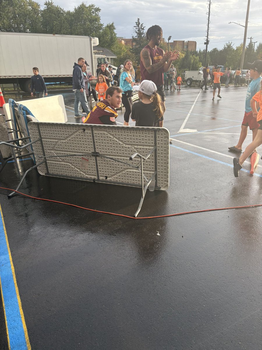 MNFBDEV's tweet image. Tonight @jackson_kollock pitched every inning of wiffle ball at the Annunciation School September Fest. 21 others joined him. The smiles on the kids faces can’t be described!
They coached.
They cheered.
They spread a little JOY!

WHAT RAIN?!?!

Kollock got ROCK!!!
:-)