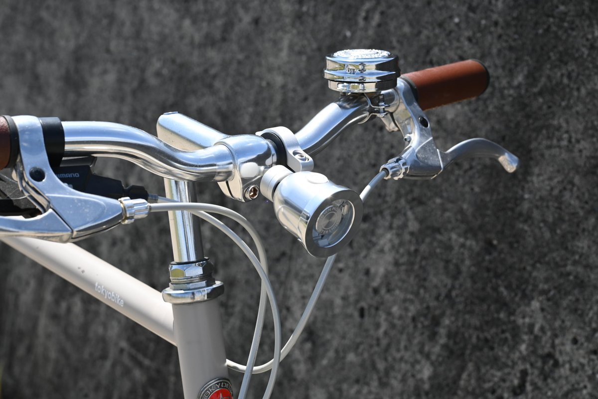 geektrade_jp's tweet photo. スポーティなデザインばかりの自転車用ライト、その中でもシルバーのライトの選択肢はごくわずか。せっかくそこまでこだわるなら、雰囲気を崩しがちなシリコンやゴムバンドで固定するタイプは避けたいところ。
そんな方向けに、センターライトでは、シルバーもラインナップしています。
#townmouse https://t.co/qD1YTMBvtp