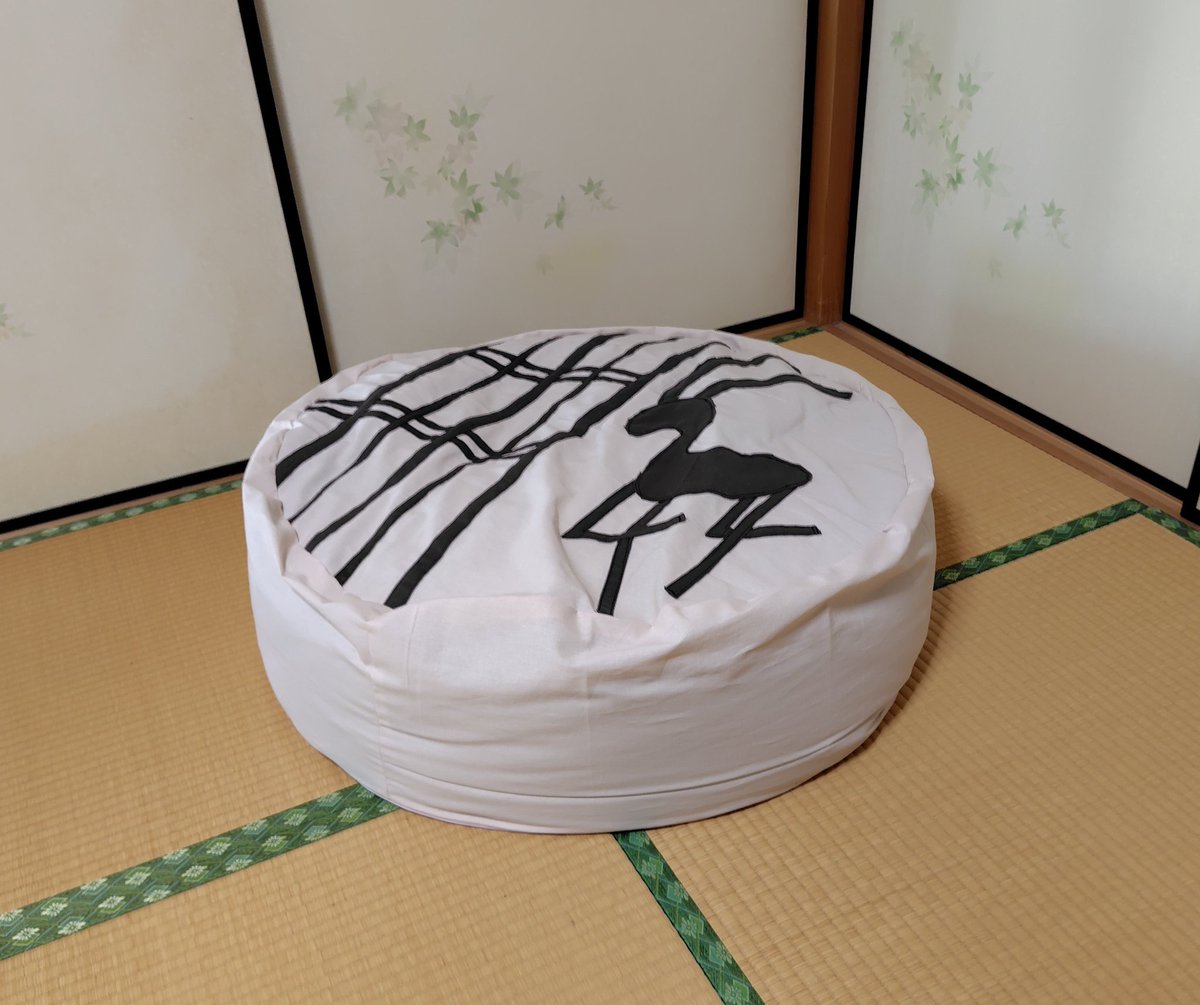 【展示のお知らせ】

本日より三重県伊賀市青山讃頌舎にて開催の桃山デザインの展示に参加しています。
今回は桃山陶器を元にデザインしたクッション2点と陶片を元に油絵2点展示していただいています！
クッションは触っていただけます！座ってみてください〜🐰