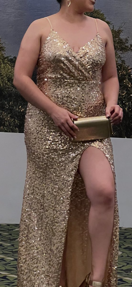 Si conocen a alguien que se gradúa este año y ocupe vestido porque no puede comprar, me avisan 
Talla S el azul
Talla M el de lentejuelas 
(O alguna mamá, también le puede servir :)
