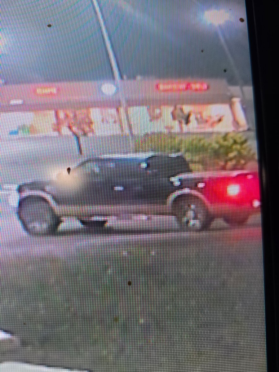 glocksocks's tweet image. Hello Knoxville friends,
This gentleman stole our dump trailer from our lot at 6729 Malone Creek Dr, Knoxville, TN 37931. We’ve attached a couple of good shots of him along with his truck.
Please share @CityKnoxvilleTN @Knoxville_PD @DepartmentTn @knoxcosheriffil @KCSO1790