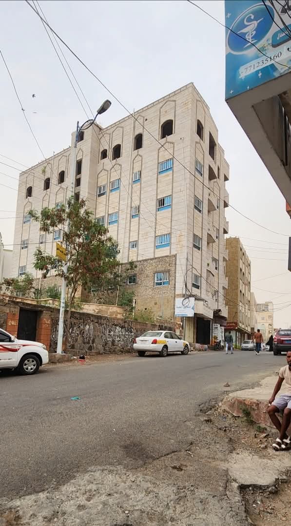 بلاغ إلى فخامة الرئيس رشاد العليمي

نرفع إلى سيادتكم هذا البلاغ بشأن قيام القيادي في المقاومة علي مرشد المخلافي بالاستيلاء على عمارة المغترب سمير محمد حسن، والواقعة في منطقة المسبح بجوار مستشفى التعاون بمدينة تعز.

نرجو منكم التوجيه العاجل باتخاذ الإجراءات اللازمة لرفع هذا