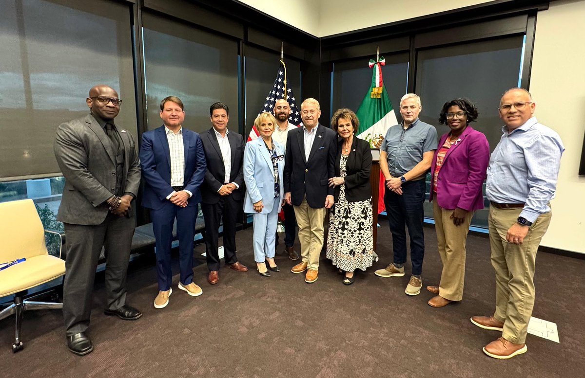 Tuve una productiva reunión con líderes del sector privado en Nogales para conocer más sobre las oportunidades de esta región fronteriza.  “Ambos Nogales” reflejan los profundos lazos de una verdadera comunidad binacional que fortalece los vínculos entre nuestras naciones.