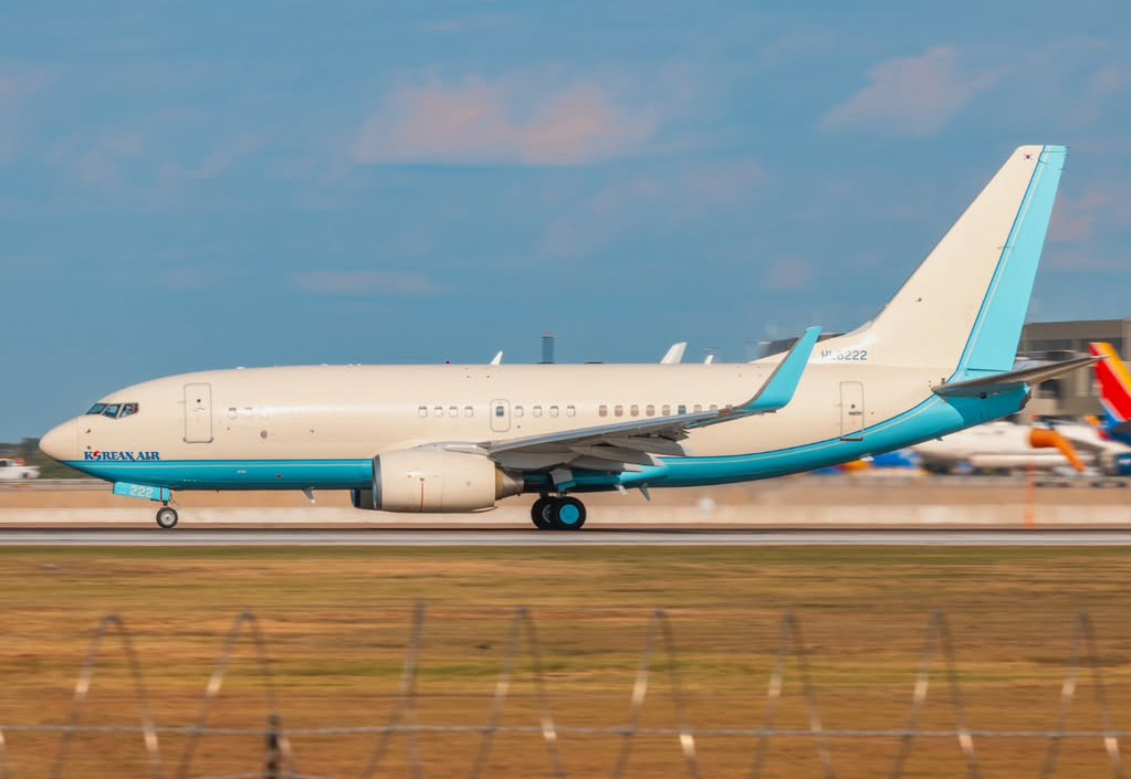 AustinAirport's tweet photo. Why hello there, Korean Air… 🥸 We don’t mind a surprise visit, stay as long as you’d like. 😉✈️
📸 abia.spotter on IG
#flyaustin #planespotter #aviation #gueststar https://t.co/ClkgfQQQ0N