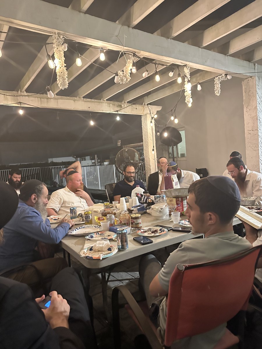 Kosher4Less's tweet image. It was a privilege to sponsor last night’s Sicha &amp;amp; Cholent event in Boca. A big thank you to our host, Alan Berger, and to Rabbi Plotkin for leading an incredible evening of Torah, thoughtful discussion, and of course—delicious meat!

#Chabad #Torah #Cholent #BocaRaton