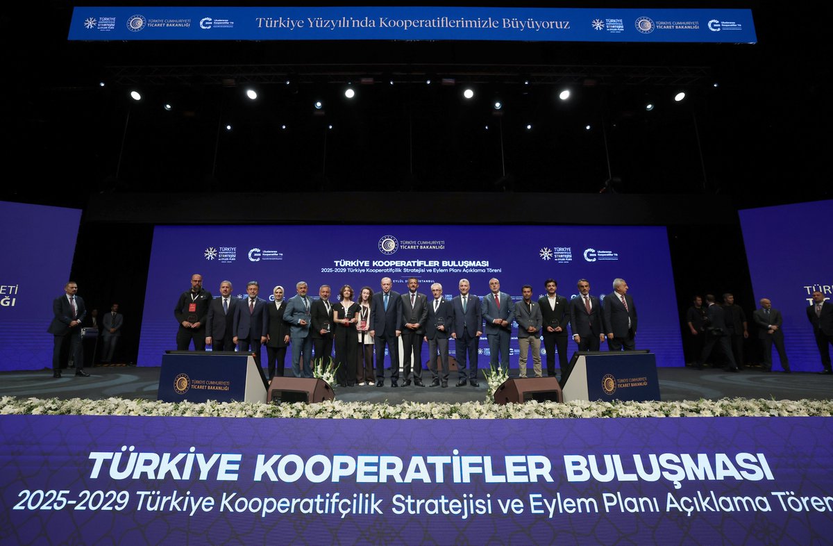 Türkiye’nin kalkınma çabalarına alın teriyle, sermayesi ve emeğiyle destek olan tüm girişimcilere, bütün kooperatiflerimize minnettarlığımı ifade ediyorum.

Vatanımızın dört bir ucunda büyük bir özveriyle çalışan tüm esnaflarımıza ve kooperatiflerimize teşekkür ediyorum.