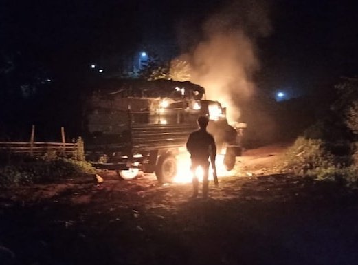 In Manipur today, a convoy of 33 Assam Rifles was ambushed at Nambol Sabal Leikai, Bishnupur around 5:50 PM. Gunmen opened fire on their vehicle column — 2 jawans killed, 4–5 injured, rushed to RIMS Imphal. MoD has confirmed the attack, no group has claimed responsibility yet.