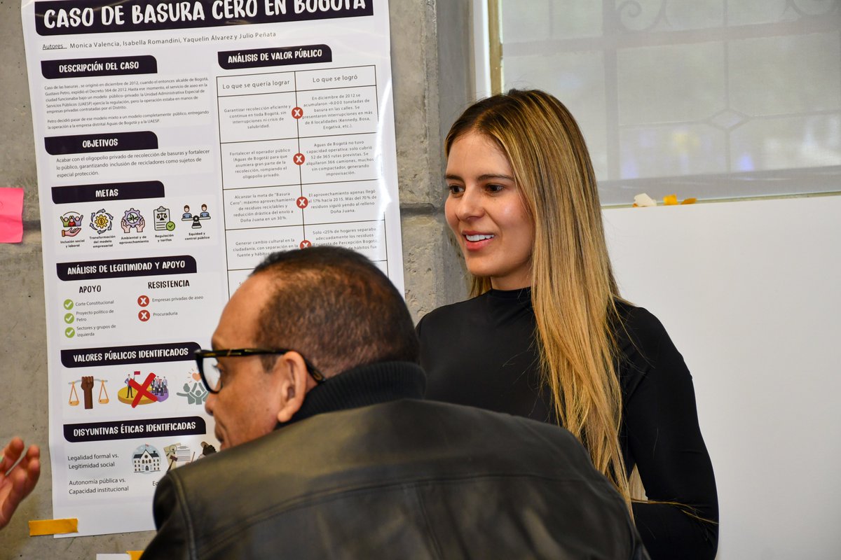 GobiernoUAndes's tweet photo. En la clase de Gestión Pública Orientada a Resultados, con el profesor @CamiloIGonzalez, nuestros estudiantes participan en una feria de pósters académicos donde presentan casos de éxito en gestión pública.

Cada proyecto analiza aspectos clave como la capacidad organizacional, el relacionamiento interinstitucional y la generación de valor público.

Una actividad que combina análisis, creatividad y colaboración para formar líderes capaces de transformar lo público.