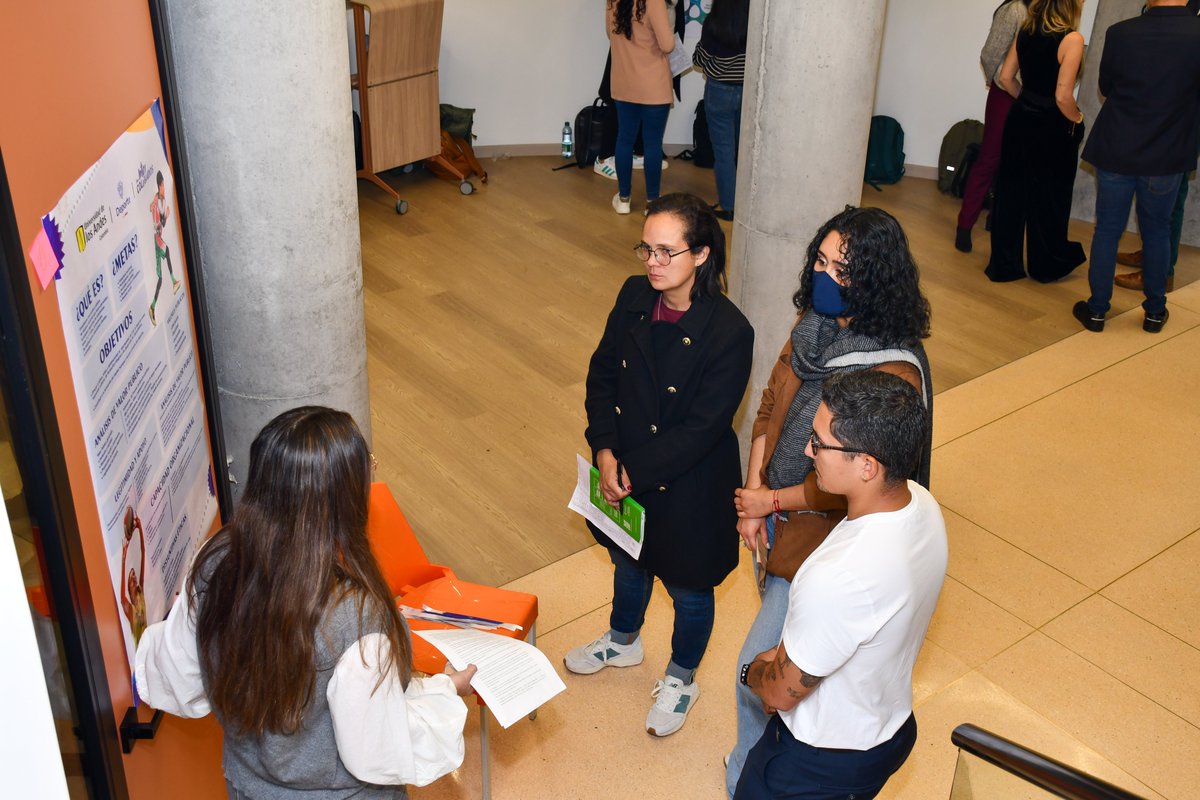 GobiernoUAndes's tweet photo. En la clase de Gestión Pública Orientada a Resultados, con el profesor @CamiloIGonzalez, nuestros estudiantes participan en una feria de pósters académicos donde presentan casos de éxito en gestión pública.

Cada proyecto analiza aspectos clave como la capacidad organizacional, el relacionamiento interinstitucional y la generación de valor público.

Una actividad que combina análisis, creatividad y colaboración para formar líderes capaces de transformar lo público.