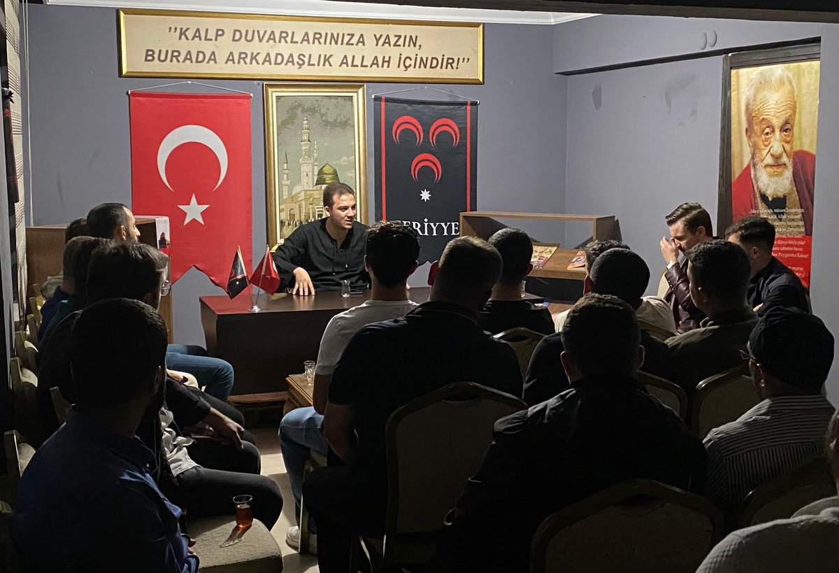 “Cömert, Allah’a, cennete ve insanlara yakındır; cehenneme uzaktır. Cimri ise Allah’tan, cennetten ve insanlardan uzaktır; cehenneme yakındır. Cahil cömert, Allah katında ibadet eden cimriden daha sevimlidir.”
📚 Tirmizî, Birr 40
📌 Haftalık cuma sohbetimizi icrâ ettik.