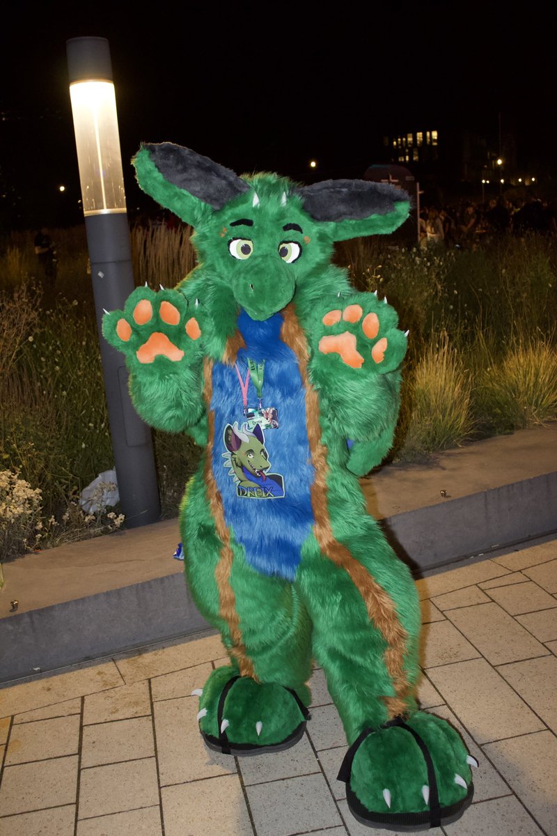 Happy fursuit Friday! :3 

📸: @RaccoonSmokeyD 

#fursuit #FursuitFriday #dragon