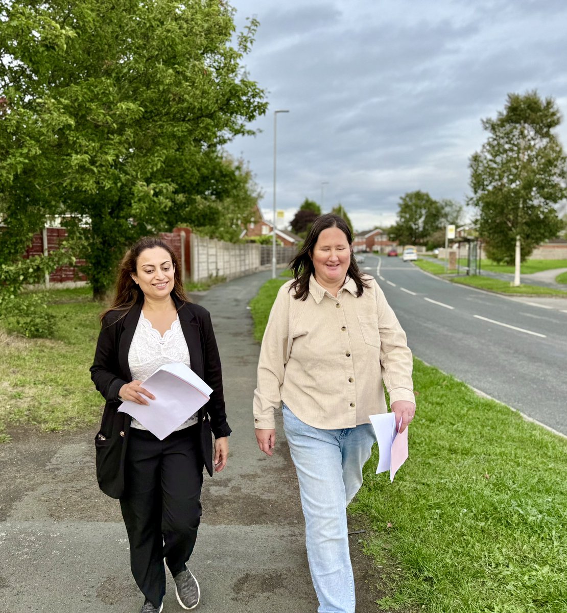 Out on the Broadheath By-election campaign trail earlier with <a href="/LizALPatel/">Liz Patel</a> &amp; our fab <a href="/Trafford_Labour/">Trafford Labour</a> candidate Mahvish Masood 🗳️🌹