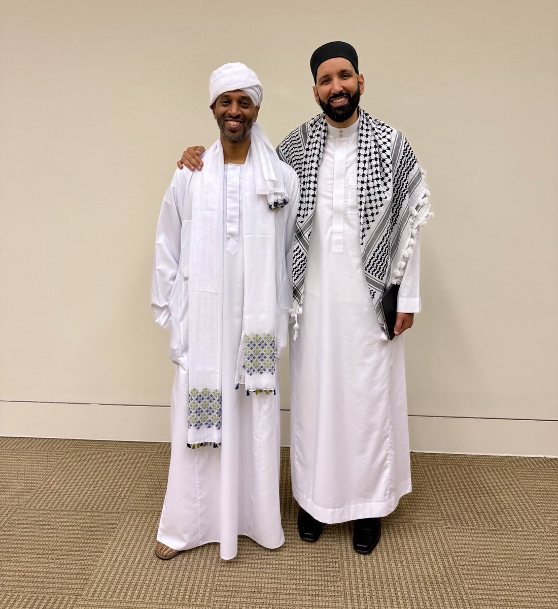 تشرفت اليوم بلقاء الشيخ الدكتور عمر سليمان <a href="/omarsuleiman/">Dr. Omar Suleiman</a> ضمن مؤتمر #قيادة في مؤسسة قطر.
سعدت وتفاجأت بقصته حول البيت السوداني الذي ارتبط بطفولته ونشأته. وأثر "خالتو عواطف" السيدة السودانية التي كانت بمثابة أم ثانية له بعد والدته الكريمة -رحمها الله-. 🇸🇩❤️🇵🇸