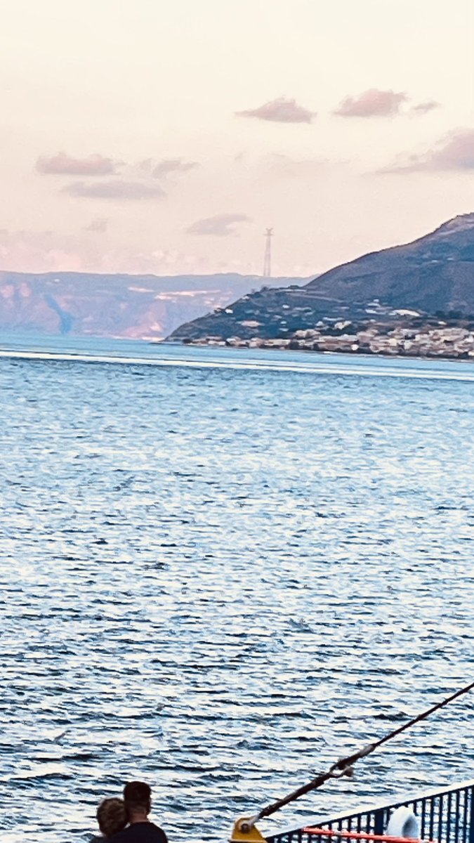 PiramideRossa's tweet photo. Volevo tranquillizzare gli italiani sull’immediata inaugurazione dei lavori del #pontesullostrettidimessina…che sia sul lato #calabro che su quello #siculo non c’è assolutamente niente…tutto procede come sempre. 
#SalviniPagliaccio https://t.co/P6J4V9icbY