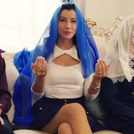 Sen değil saçını kapatmak elinde benim fotoğrafımla estetik bile yaptırsan ben olamazsın #Kızılcıkserbeti