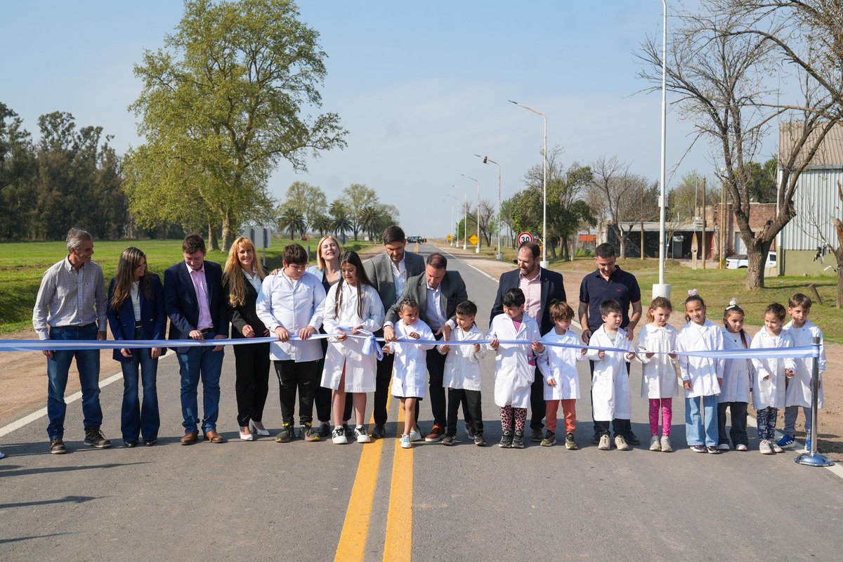maxipullaro's tweet photo. Arrancar temprano, trabajar duro y con mucho esfuerzo. Eso somos en el interior productivo de Santa Fe y eso es lo que hace grande a nuestra provincia.
Hoy recorrimos #LasPetacas, #CarlosPellegrini y #Piamonte del departamento San Martin, inaugurando rutas, viviendas y proyectos que mejoran la vida de la gente. Todo con un Estado austero, eficiente y que puede llevar adelante inversiones muy importante en obra pública.
La Argentina que viene necesita mirar al interior: acá esta el motor productivo que trabaja y produce todos los días para sacar al país adelante.