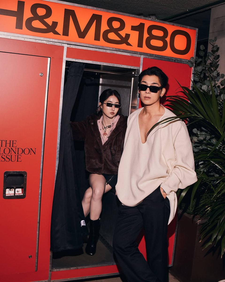 MewsuppasitTH's tweet photo. 📸 IG : MewSuppasit Update  

Such an honor to be a part of H&amp;M 
unforgettable night in London.

MEW X HM AW25

@MSuppasit @hm
#MewSuppasit 
#HMxLondonxMEW 
#HMThailandxMEW 
#HMLondonFWxMEW https://t.co/WxGDsXB5Ca