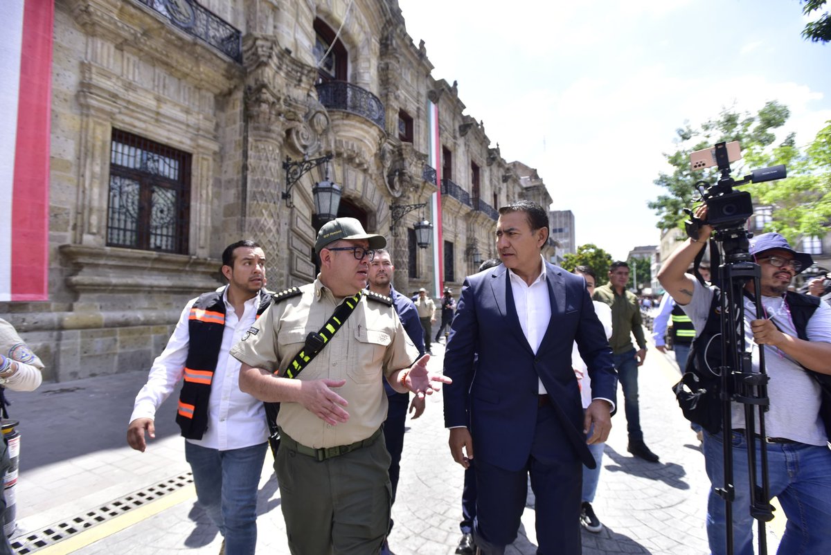 Hace unas horas concluimos con éxito el Segundo #MacroSimulacroNacional 2025. 

Desde el Palacio del <a href="/GobiernoJalisco/">Gobierno de Jalisco</a> , acompañé al Secretario General <a href="/SalvadorZamoraZ/">Salvador Zamora</a> , en el proceso de evacuación de este edificio. 

Como parte final de esta actividad, acompañé al Secretario de