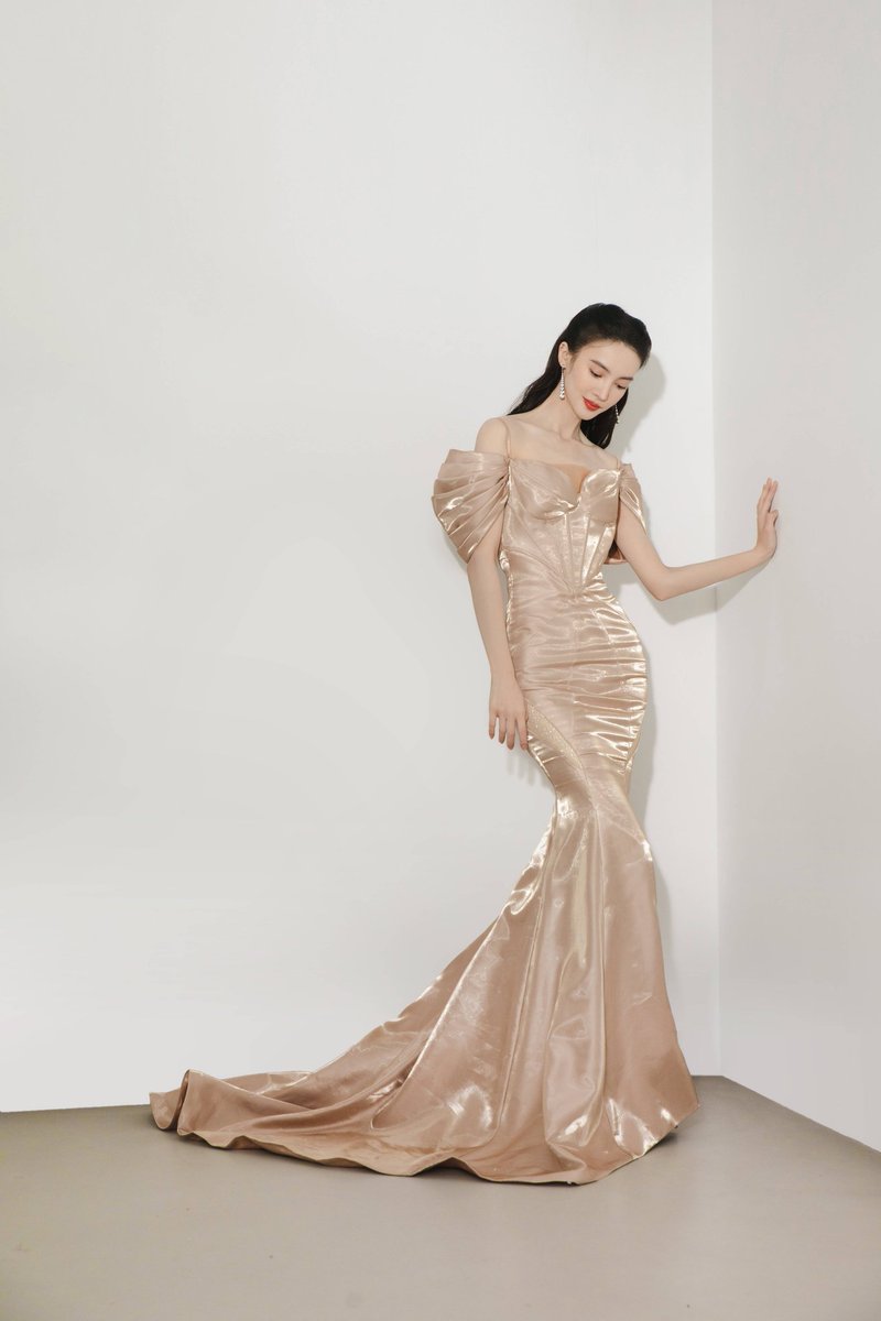 bai_lu_twh's tweet photo. #JinChen #GinaJin #金晨 🇨🇳😍😍😍
Jin Chen in #AlexPerry for China Media Group’s 1st China TV Drama Annual Gala
#CMGAnnualChinaTVDramaCeremony https://t.co/4sdXzCC44d