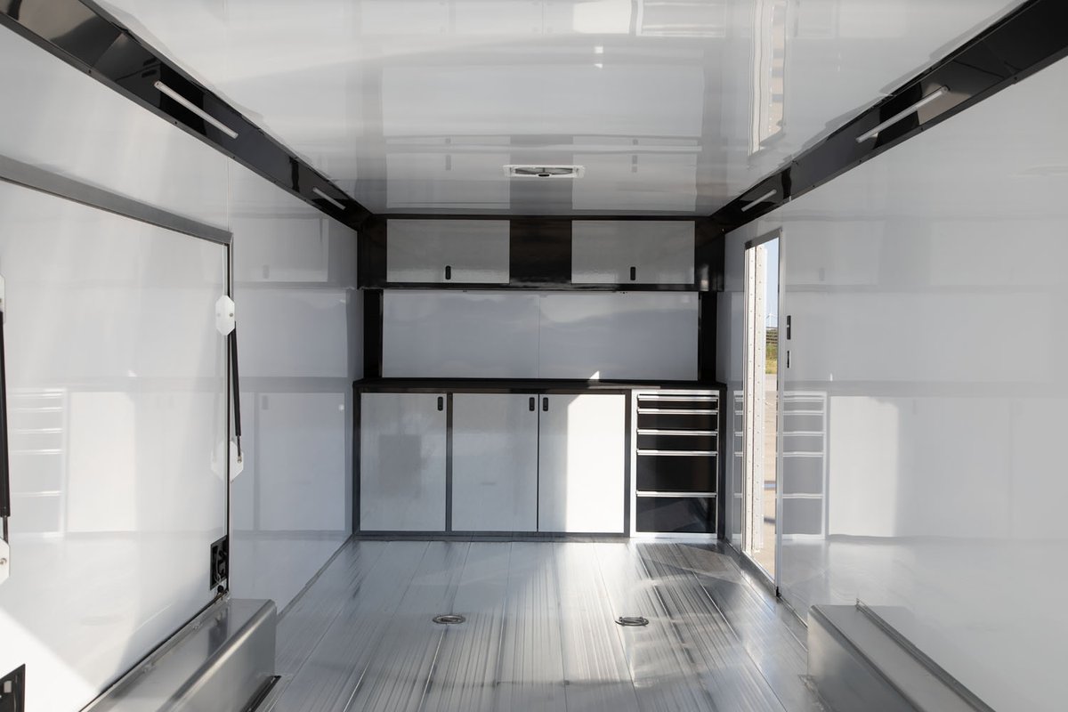 FeatherliteInc's tweet image. Indigo blue is our newest color option as shown with this Model 4410 car hauler! Other options shown include a battery package, cabinets, premium escape door, black coping and a lined interior. 

#carhauler #cars #featherlite #featherlitetrailers