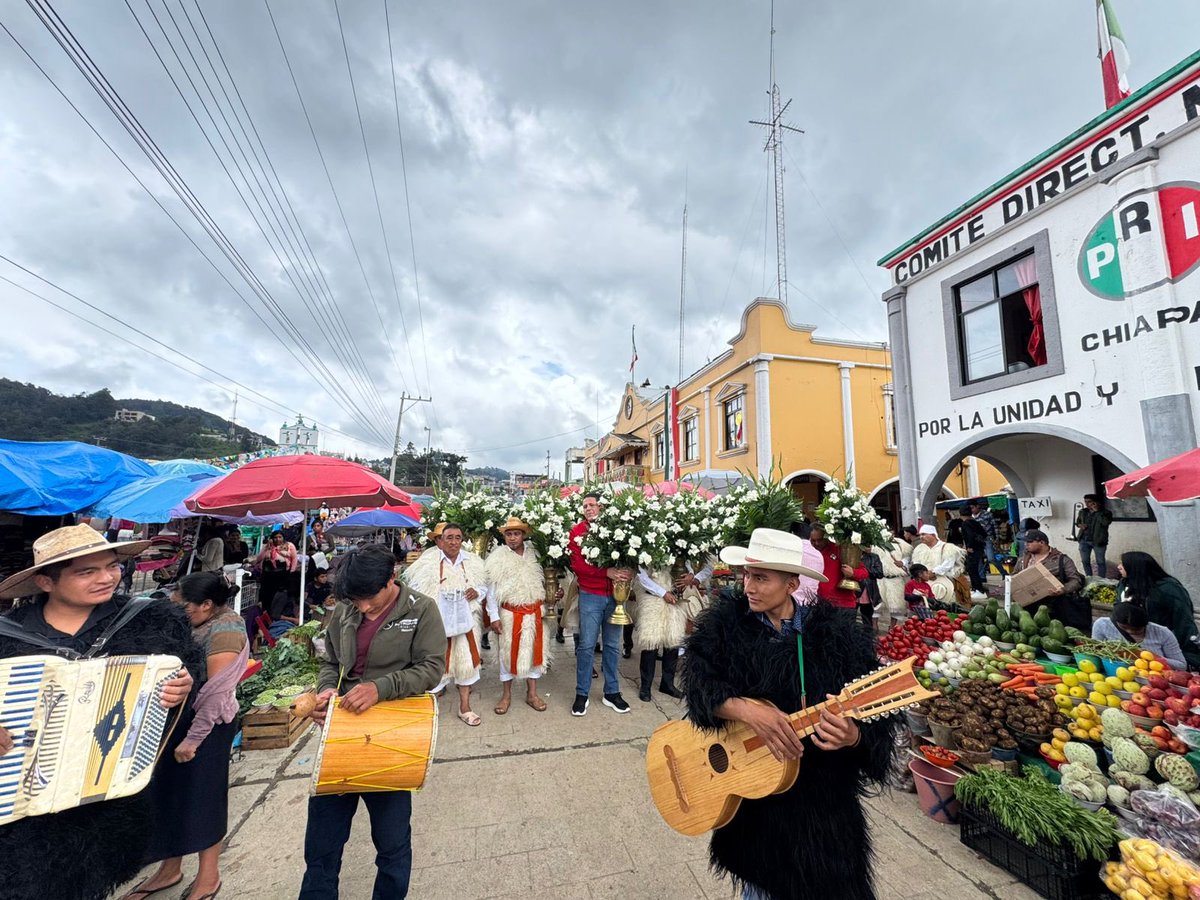El Presidente <a href="/rubenzuarth/">Rubén Zuarth</a> acomapñado del diputado Domingo Velazquez y la regidora <a href="/MoscosoMajo/">Majo Velasco Moscoso</a>, celebraron junto a integrantes Comité Municipal de #Chamula y coordinadores de la región, la entrega de flores en honor a San Mateo Mártir.
