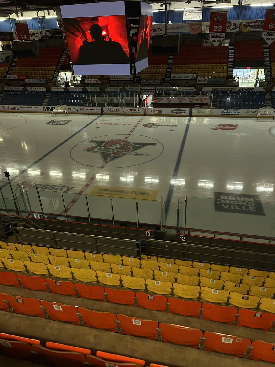 Déjà en direct de Drumondville pour le premier match de ma quatrième (déjà) saison à la description des matchs des Saguenéens! 

Bonne saison à tous! 🔵⚪️

🕖 19h
🎙️ IHeartradio &amp; FloSports