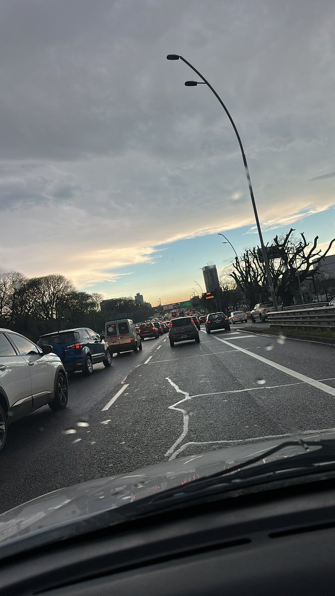 Fotooo gral paz 17 : 16 un viernes distinto 
#Argentina 
#auto 
#cielo