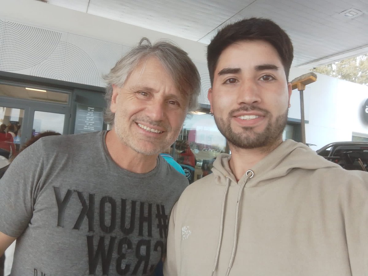 CamiBarbaro's tweet photo. Fuimos por un estudio a saladillo. Tengo jodida la rodilla así q era ir y volver, la unica parada fue en la gallareta.
Bajo al baño y a cargar agua, al rato me doy cuenta q no bajé el termo, cuando vuelvo lo mando al gordo q vaya él, ya me dolía la rodilla 
Branko a los 2 min... https://t.co/CJOH7BTknF