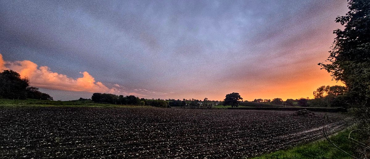 Lovely sunset this evening @<a href="/bbcniweather/">BBC NI Weather</a> <a href="/angie_weather/">angie phillips</a> <a href="/WeatherCee/">Cecilia Daly</a> <a href="/barrabest/">Barra Best</a> <a href="/linzilima/">Linzi Lima</a> <a href="/geoff_maskell/">Geoff Maskell</a>  <a href="/Ailser99/">Aileen Moynagh</a> <a href="/MCMarieB/">Marie 🌅 📚🖋☘️</a> <a href="/CarolN657/">C♥️rol♥️nne. T💃💐♥️♥️</a> <a href="/laneyupthehill/">Laney ❤️🙏🇬🇧</a>  <a href="/MissEllieN/">Elaine N</a> <a href="/VisitLouthIE/">Visit Louth</a> <a href="/KinlochSusan/">Susan & Orla🐶🏴󠁧󠁢󠁳󠁣󠁴󠁿🇪🇺</a>