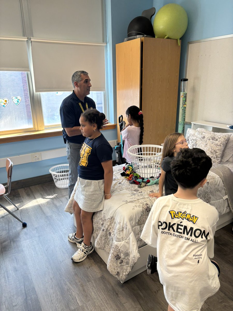 Ms. Capalbi’s 3rd grade class explored the Daily Living Skills Room today and played games, learned new skills and enjoyed snacks 🏡#wearewss #WeAreFranklinSquare  🛏️🧺