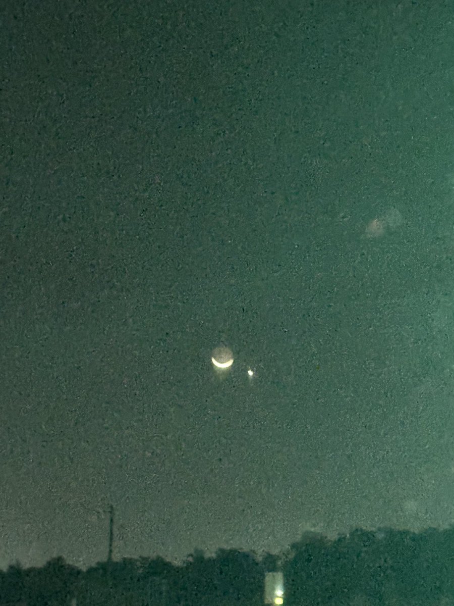 RutterSusan's tweet image. Moon and Venus last night in Orlando
