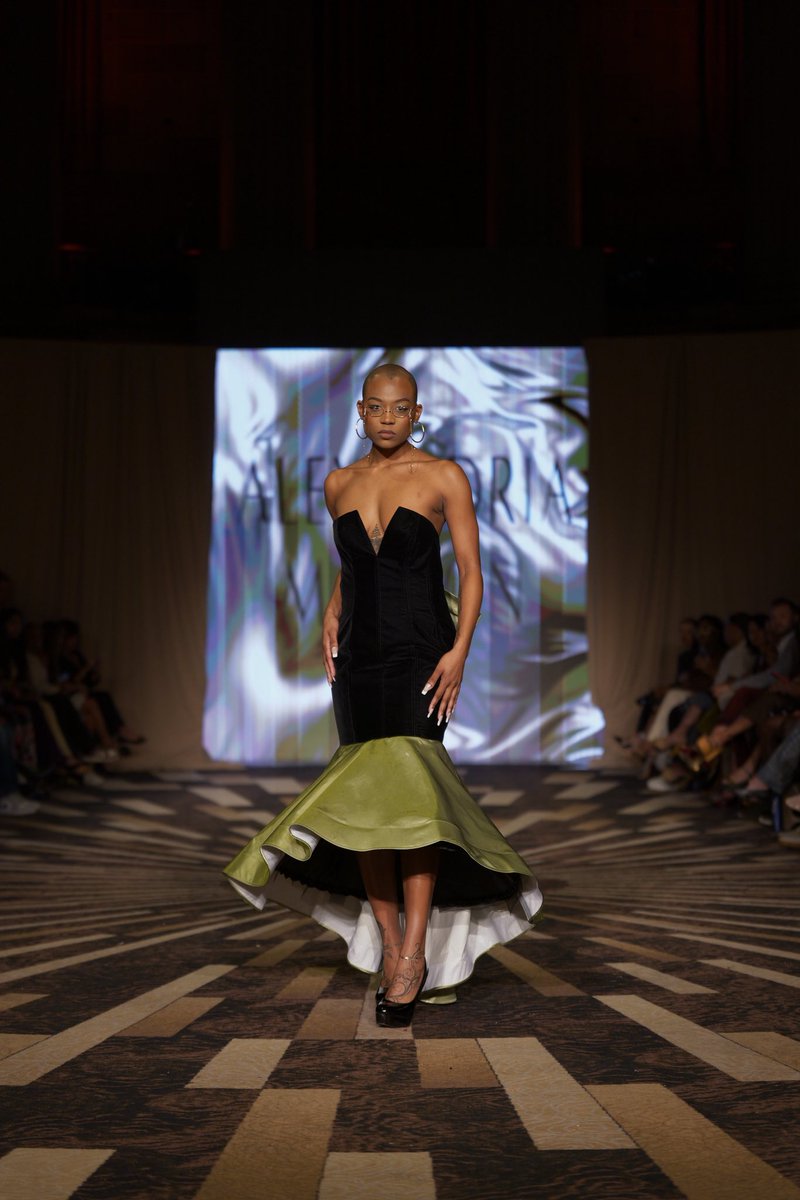 torridboo's tweet photo. NYFW Alexandria Marrón X The Bureau

Instagram
Designer: @ kamrynasmith
Show: @ thebureaufashionweek https://t.co/SGNRUP84Ob