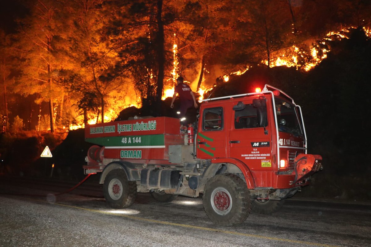 Notosoloji's tweet photo. Köyceğiz'in üç orman köyünde yangın hâlâ devam ediyor. Köylüler, hayvanlar, doğa... 3 orman köyü boşaltıldı. 400 e yakın insan çaresiz, evler yandı. Köylülerin birçok hayvanı öldü. 
Bu yangında bölgedeki madenlerin sorumluluğu mutlaka araştırılmalı. Köylerimizi, kentlerimizi kâr manyaklığı yüzünden yok edenlerden hesap soracağız.
