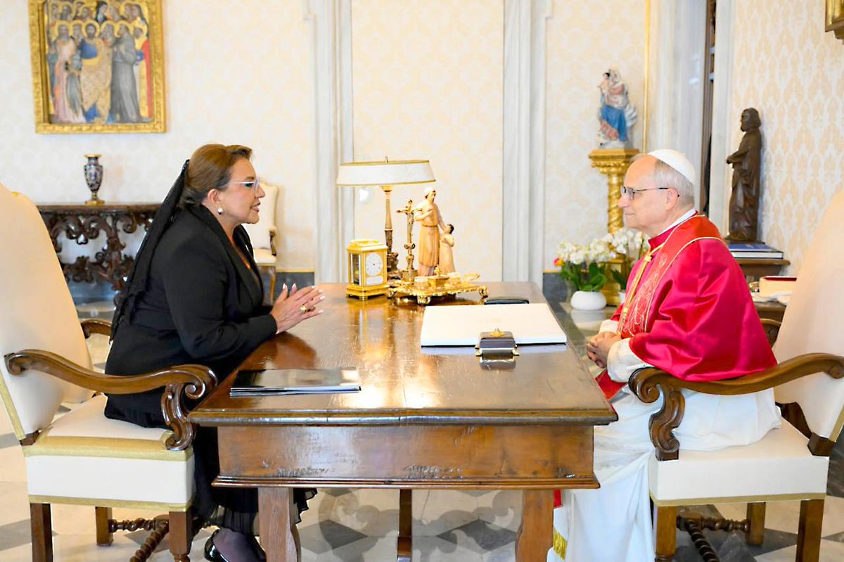 La Presidenta <a href="/XiomaraCastroZ/">Xiomara Castro de Zelaya</a> se reunió con el Papa León XIV en el Vaticano, reafirmando la amistad y las buenas relaciones diplomáticas con la Santa Sede, destacando el compromiso de Honduras con la justicia social, la democracia, los derechos humanos y el cuidado del medio