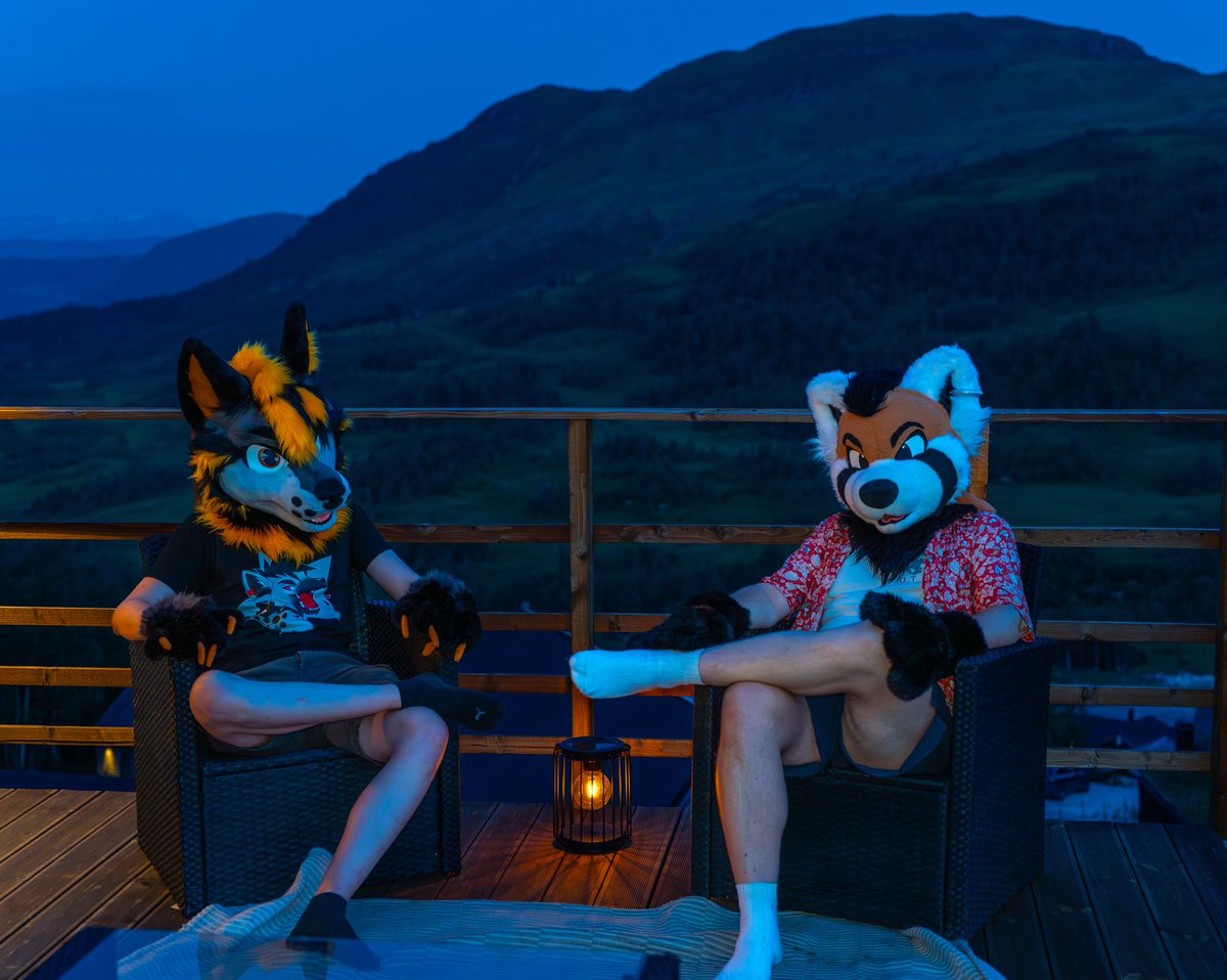 Wanna discuss politics with me and <a href="/bambooped/">🍑 Natty</a>? 

#FursuitFriday

📸: <a href="/Krymson_K/">Krym🐾</a>