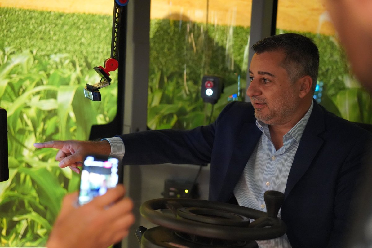 Inauguramos el Laboratorio de Agricultura de Precisión en nuestra Facultad de Ciencias Agrarias. Este espacio está destinado a capacitar a los estudiantes en el manejo de la tecnología más reciente de maquinaria agrícola.
Este logro de la comunidad es posible por la determinación